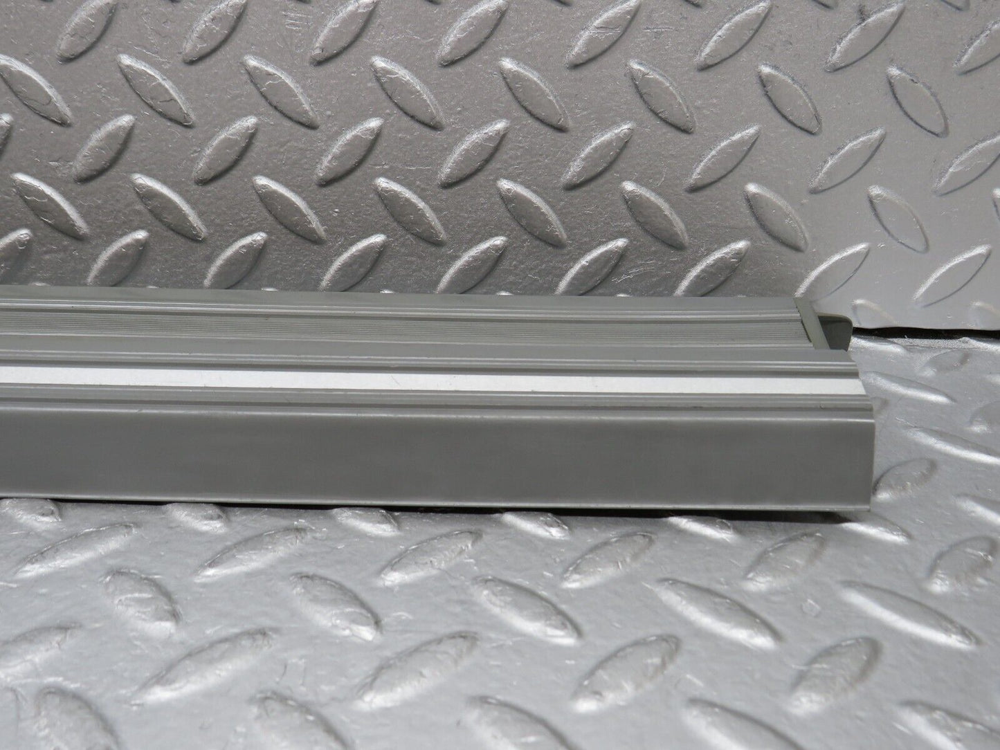 35992 Mercedes-Benz W126 420SE Rear Left Door Sill Trim Grey