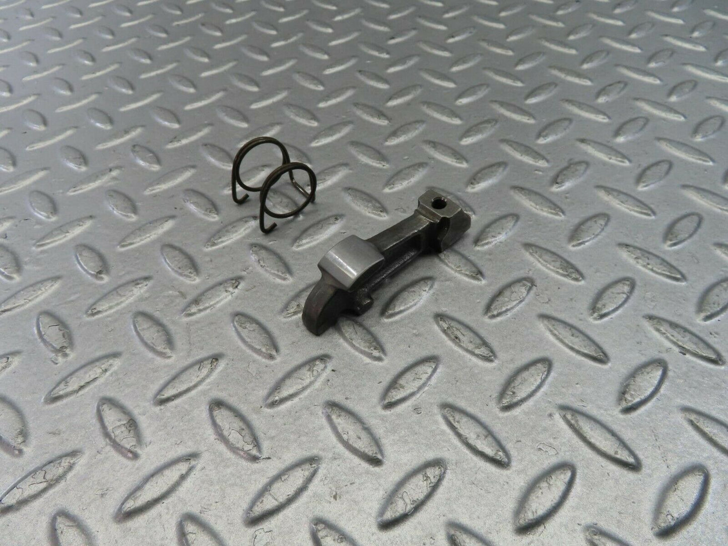 9139 Mercedes-Benz W108 Valve Rocker Arm With Retaining Spring
