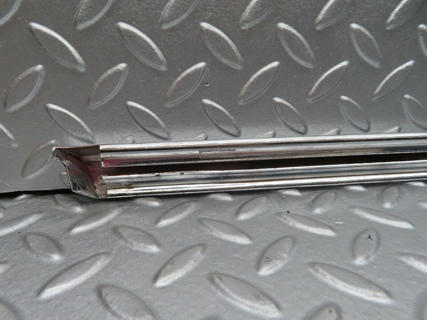 20957 Mercedes-Benz W114 250CE Coupe Left Door Chrome Moulding Trim