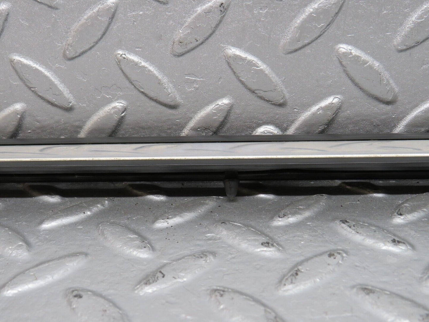 40642 Mercedes-Benz W123 300D Front Right Door Centre Moulding Trim