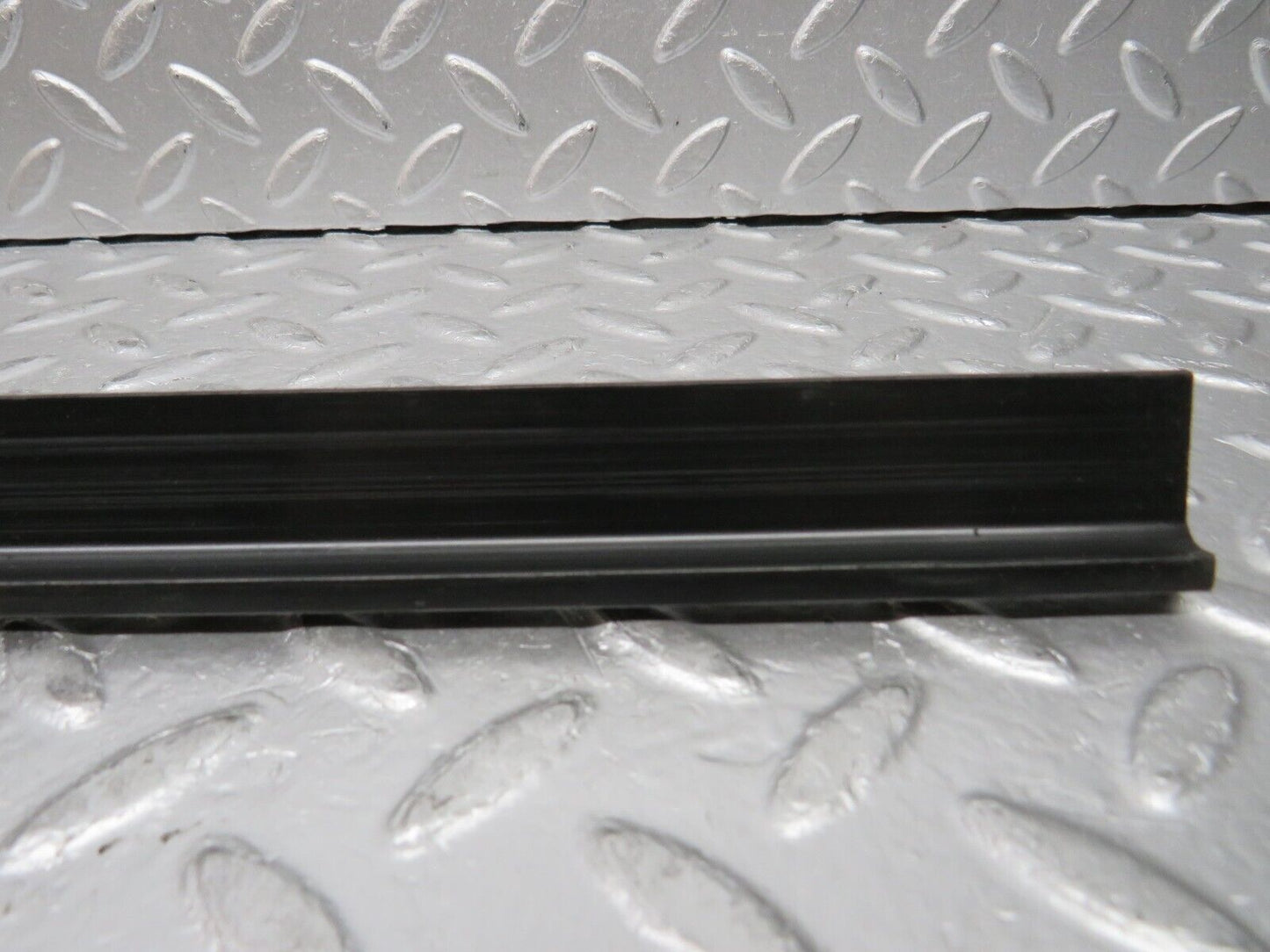 0095 Mercedes-Benz W116 350SE Seat Belt Runner Left