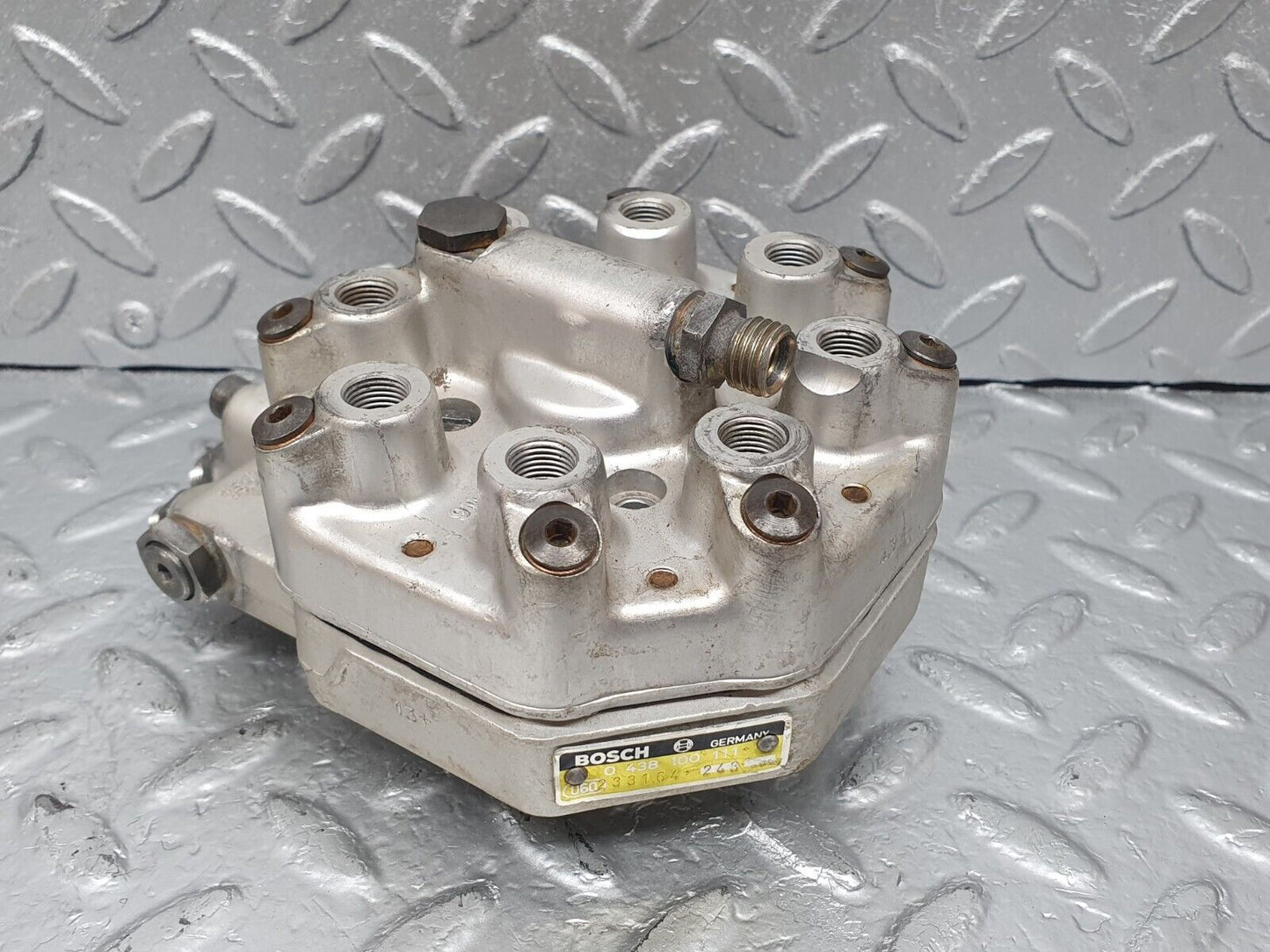 43648 Mercedes-Benz C126 380SEC Coupe Fuel Distributor Bosch 0438100111
