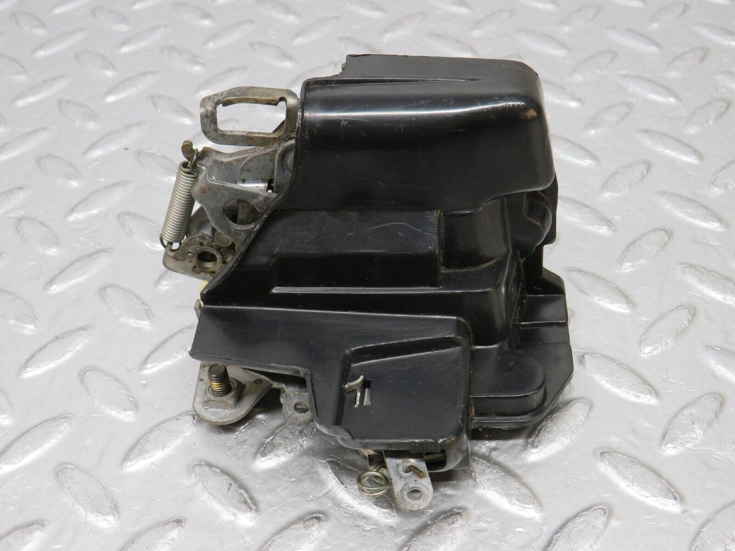 0573 Mercedes-Benz W123 230E Front Right Door Lock Mechanism 1237230208