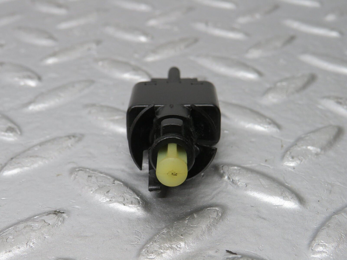 33472 Mercedes-Benz W202 C180 Brake Light Switch 0005457709