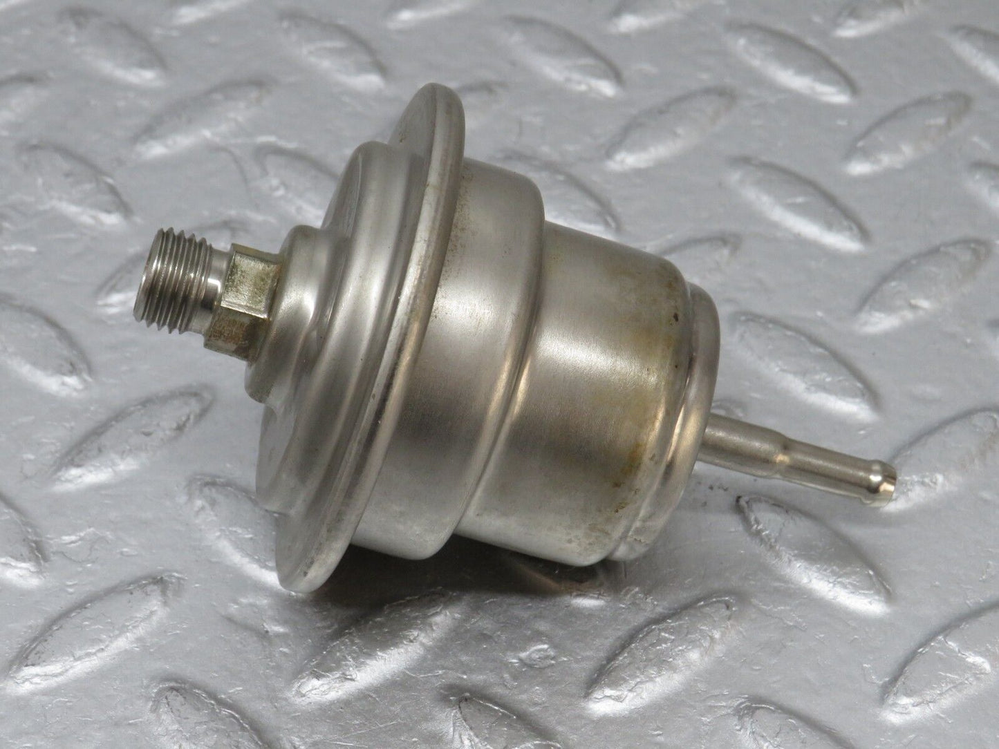 36572 Mercedes-Benz W201 190E 2.0L Fuel Pressure Regulator 0004760621