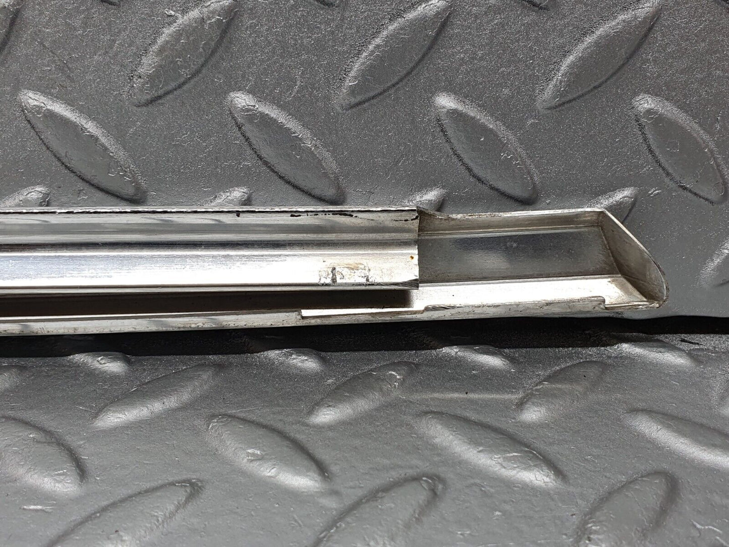41190 Mercedes-Benz W126 300SE Front Left Door Chrome Moulding Trim