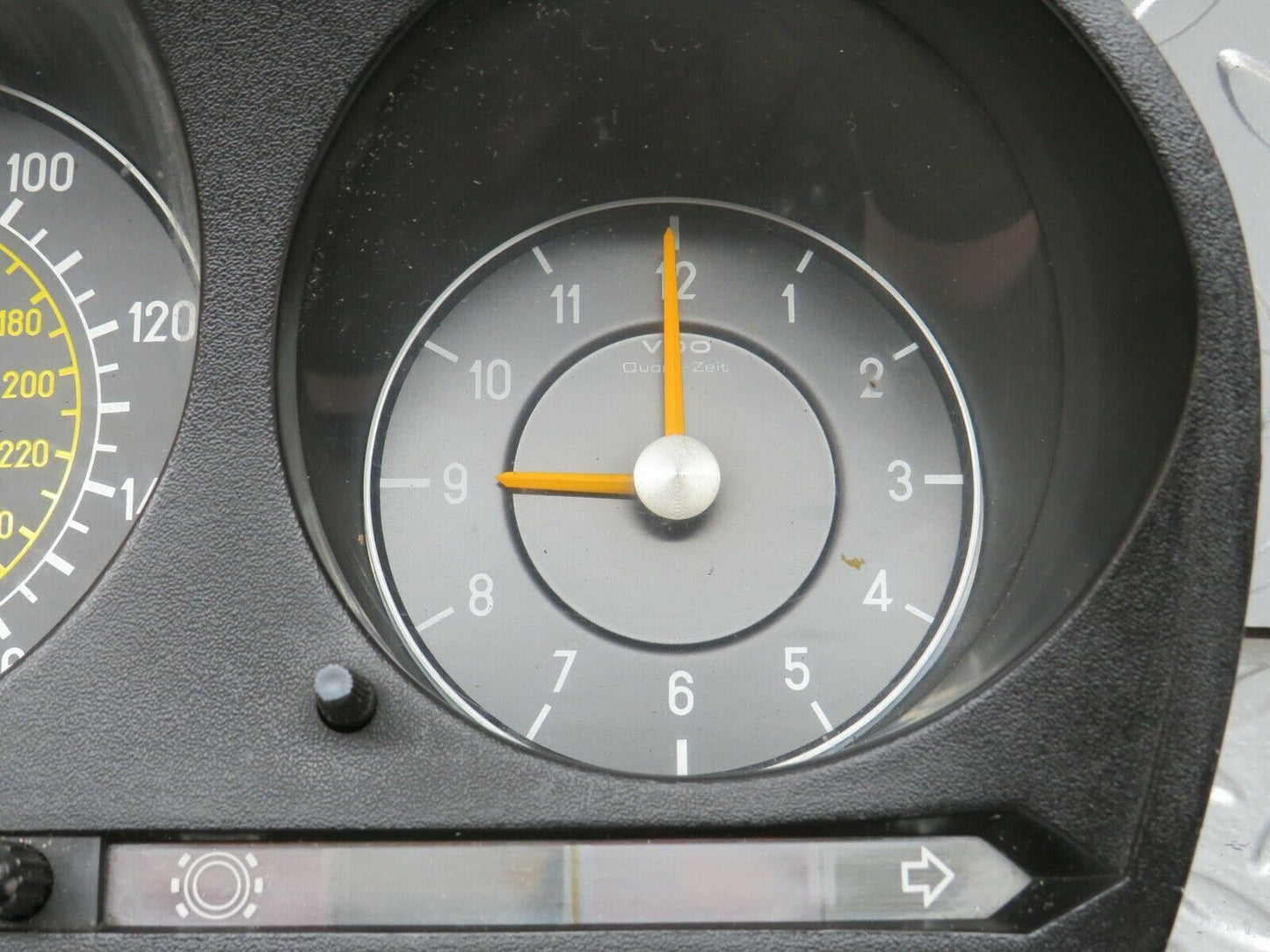 23684 Mercedes-Benz W116 350SE Instrument Cluster 87001021 1075423701