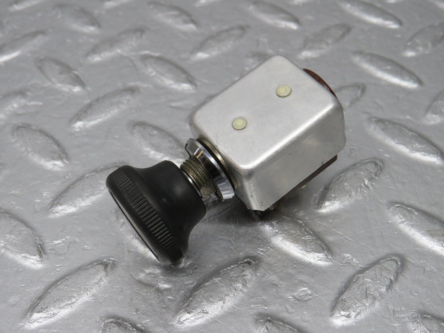 37530 Mercedes-Benz W109 300SEL 3 Pin Pull Switch 31263001