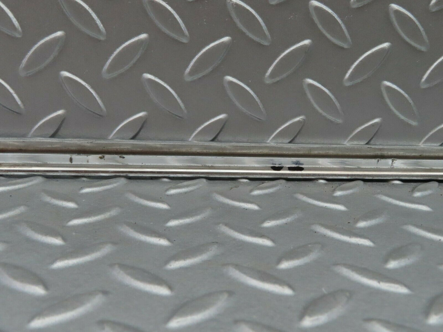 5912 Mercedes-Benz W123 200 Front Right Door Chrome Moulding Trim