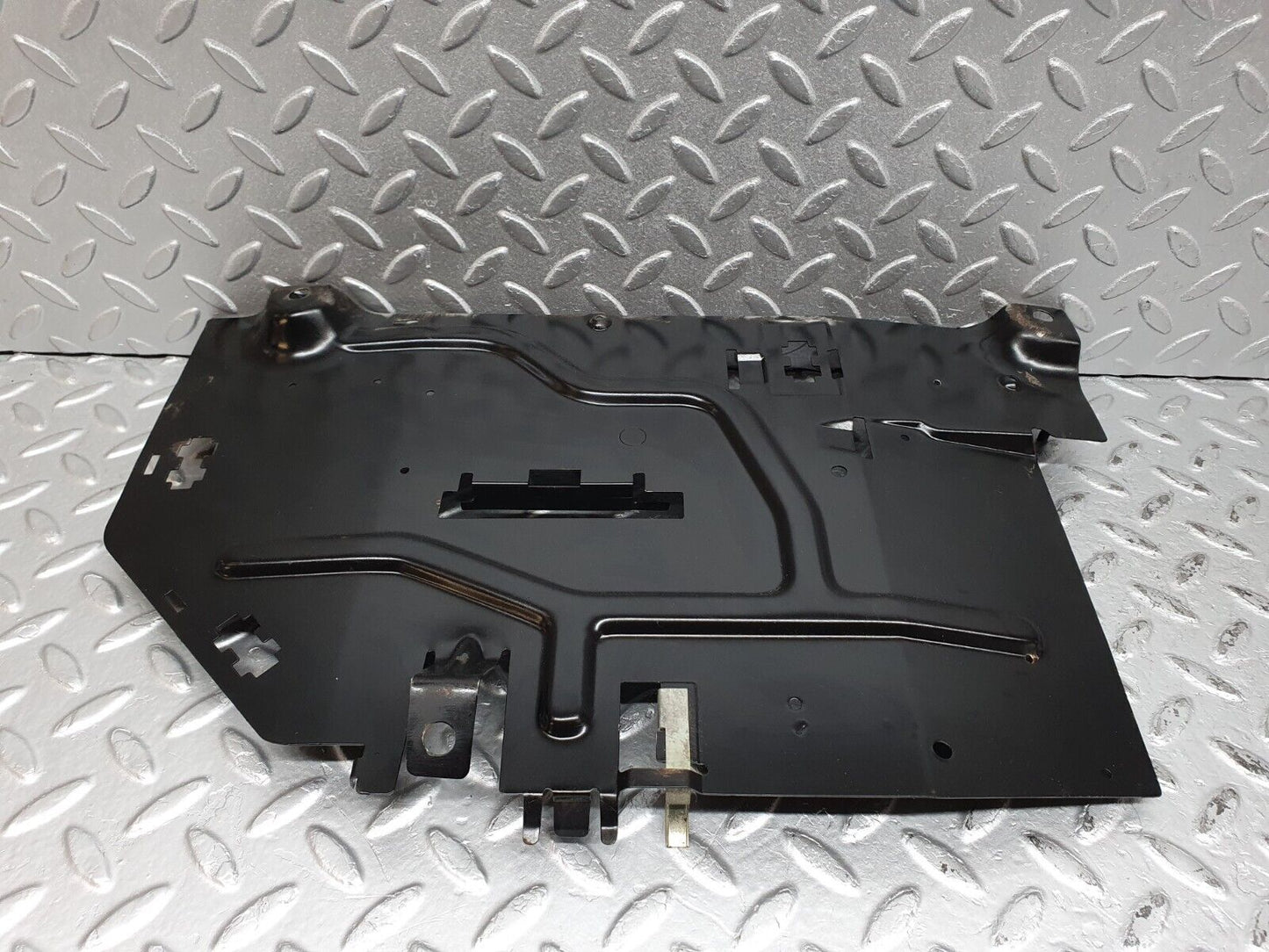 41186 Mercedes-Benz W126 300SE Left Footwell Relay Holder Bracket