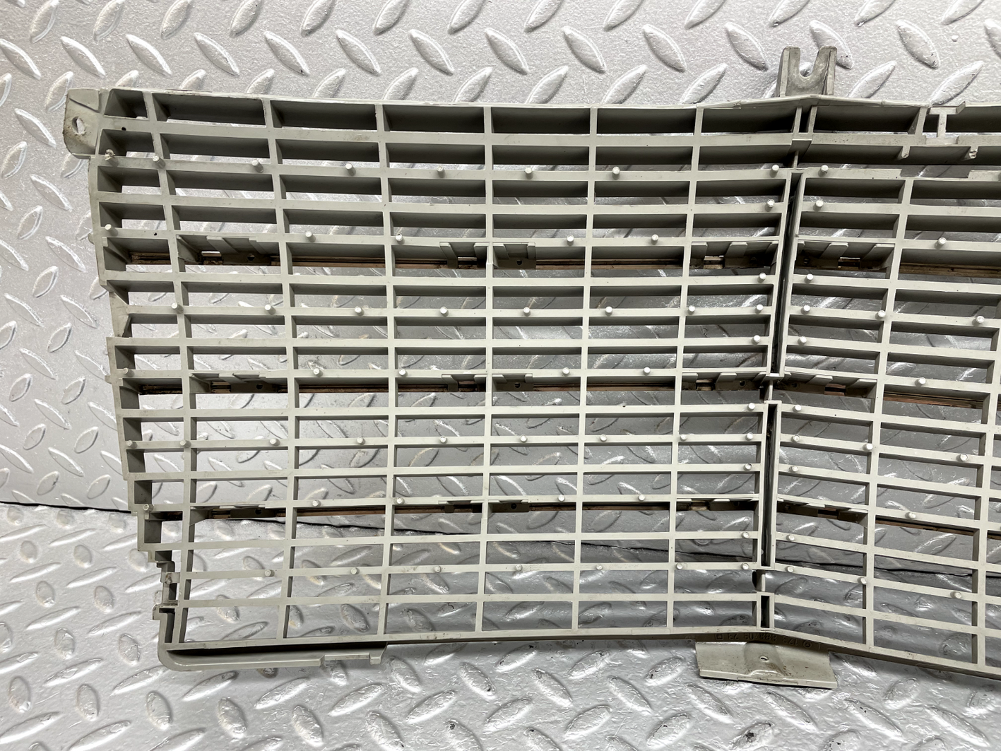 44249 Mercedes-Benz W123 280E Bonnet Grill 1238880923