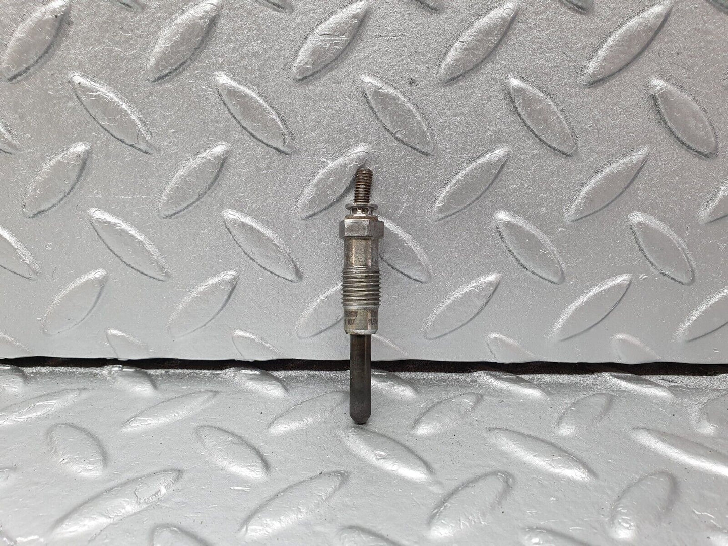40848 Mercedes-Benz W123 300D Glow Plug Beru 0100221107