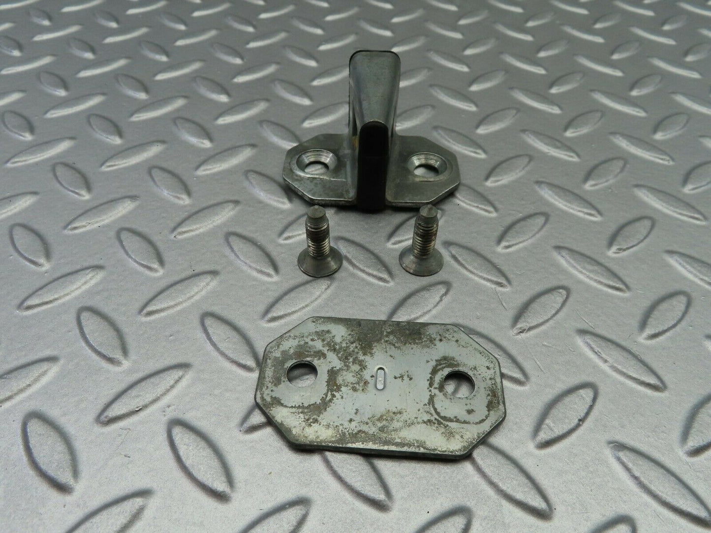 6758 Mercedes-Benz S124 E220 Wagon Door Lock Latch