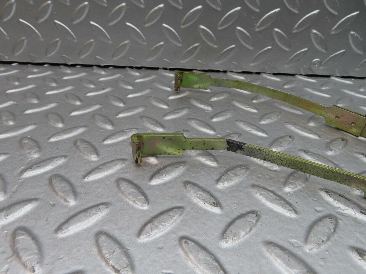 21333 Mercedes-Benz W123 230E Heater Box Holder Strap