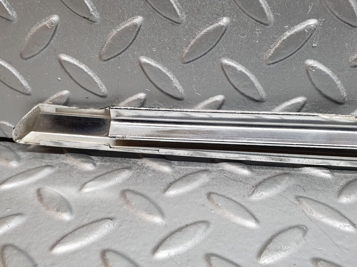 41189 Mercedes-Benz W126 300SE Front Right Door Chrome Moulding Trim