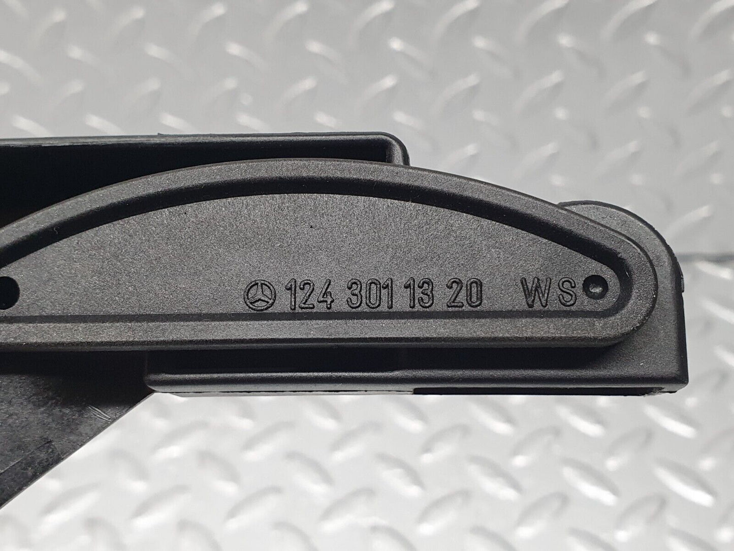 41787 Mercedes-Benz W202 C200 Accelerator Pedal With Linkage 1243011320 220301001 1293010382