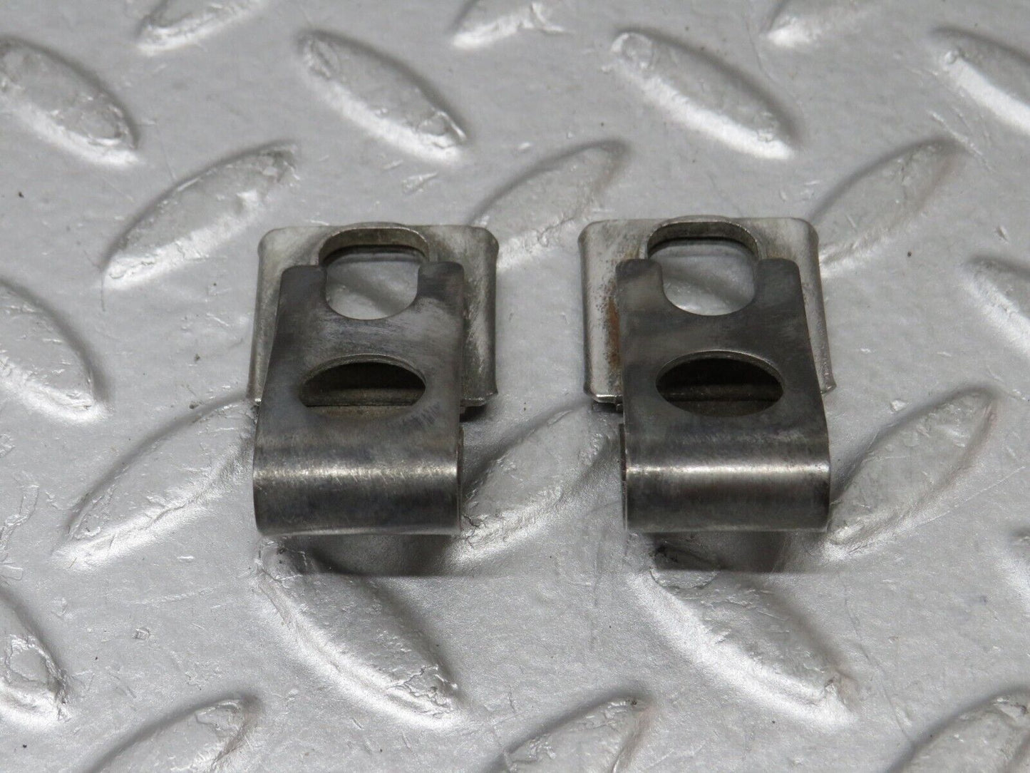 36244 Mercedes-Benz W126 420SE Fuel Injector Bracket 2x