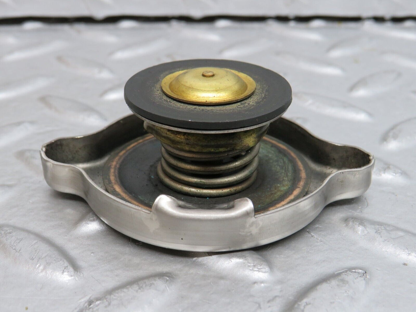 29463 Mercedes-Benz W124 230E Radiator Cap 1235010015
