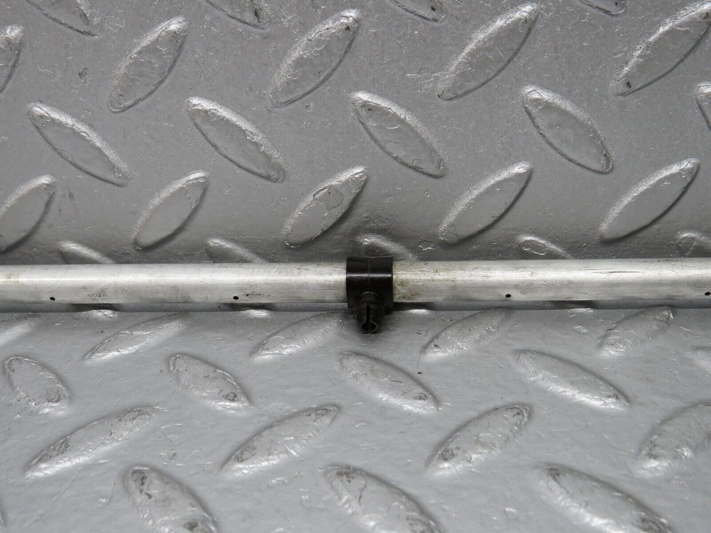 39157 Mercedes-Benz R107 500SL Camshaft Oil Tube