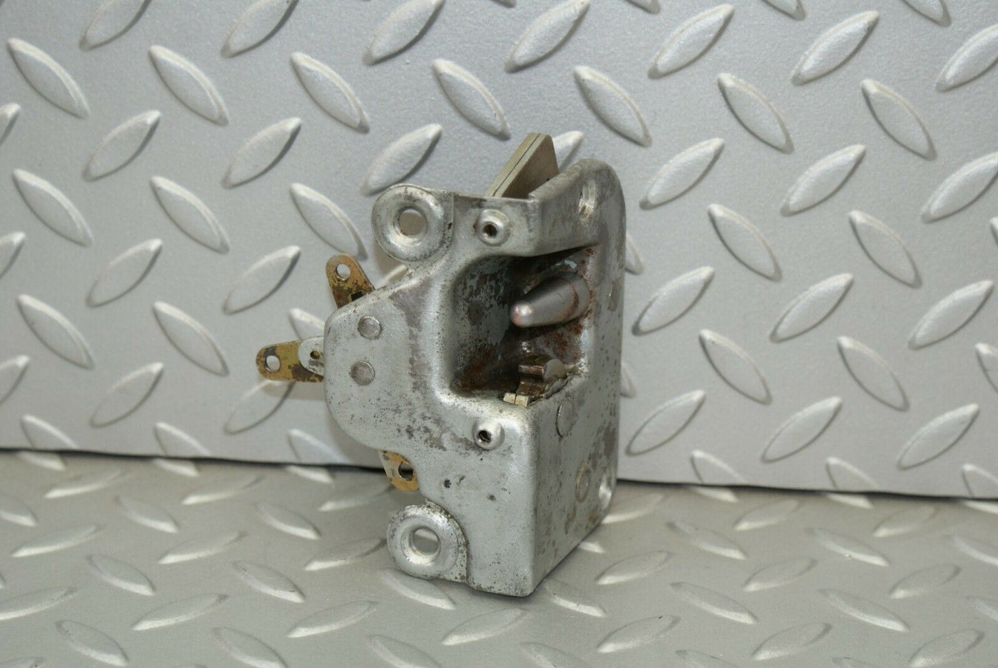 3122 Mercedes-Benz W115 220D Front Right Door Lock Mechanism