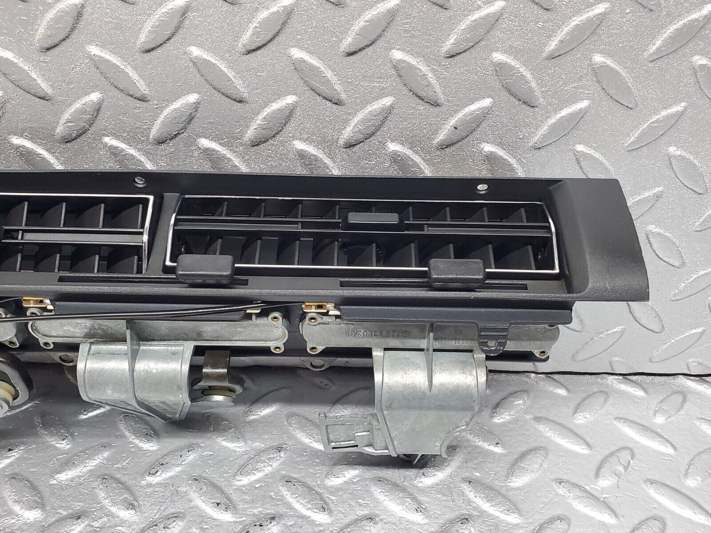 45925 Mercedes-Benz W126 420SE Dashboard Centre Air Vent 1268300654 1268310030 1268310130