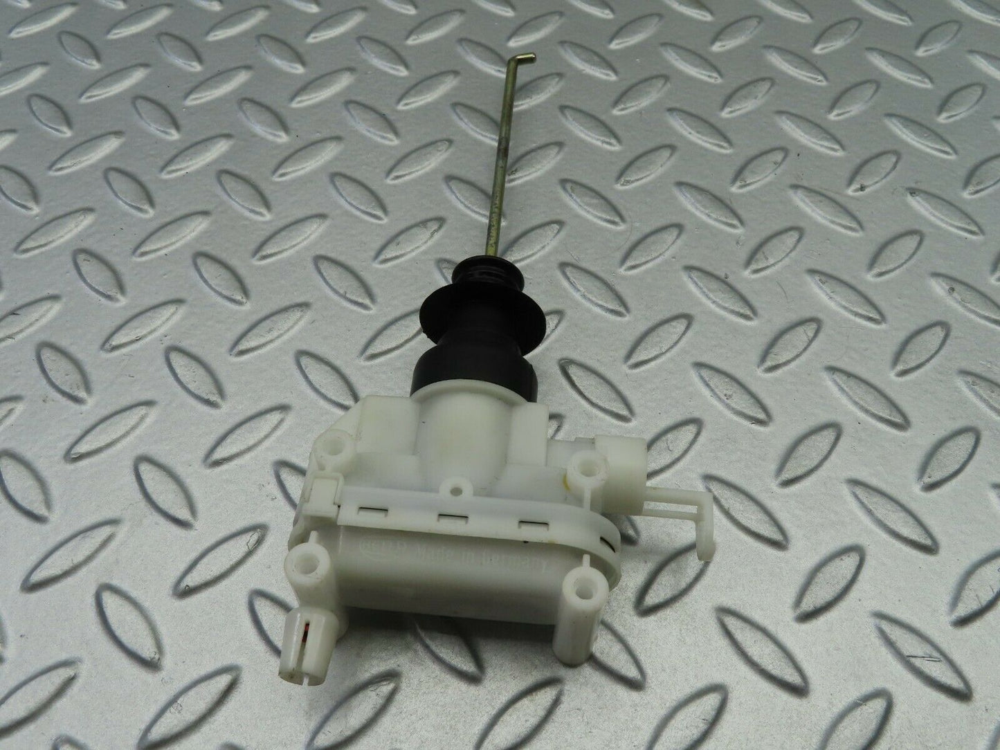 6576 Mercedes-Benz S124 E220 Wagon Trunk Lock Vacuum Actuator