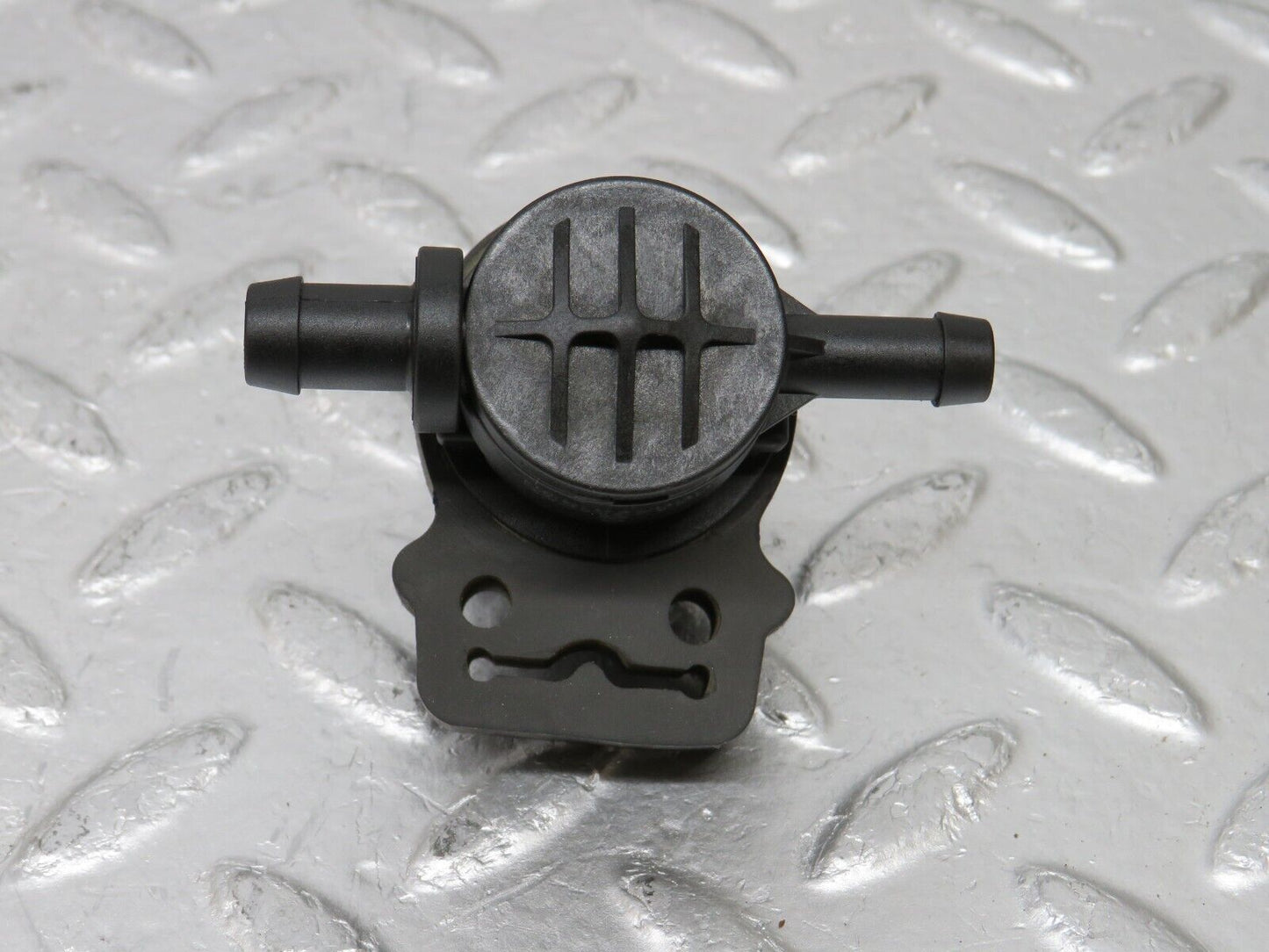 34750 Mercedes-Benz W210 320E Fuel Regeneration Vacuum Valve 0004701593