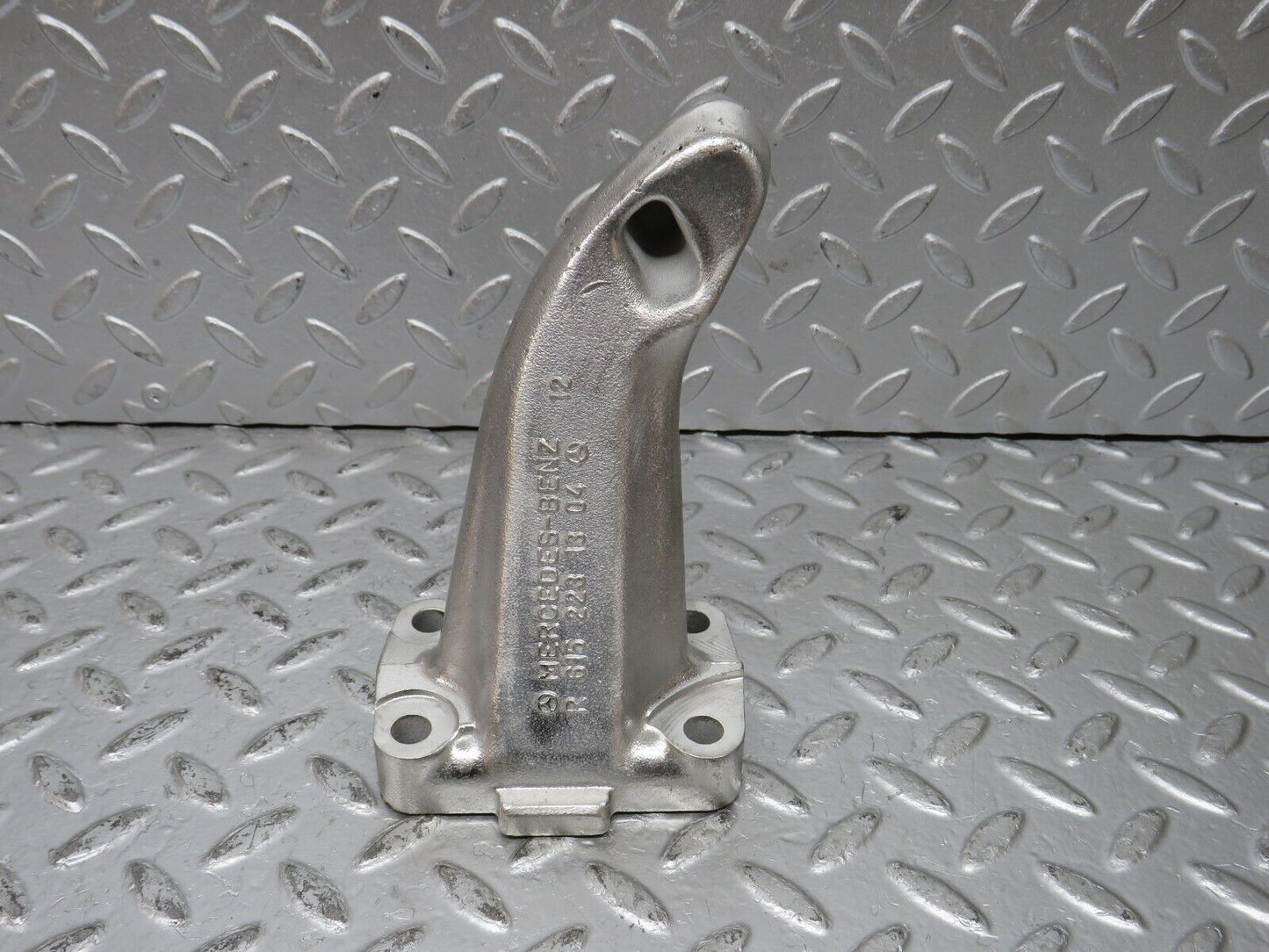 32887 Mercedes-Benz W123 300D Engine Mount Bracket Left Side 6152231304