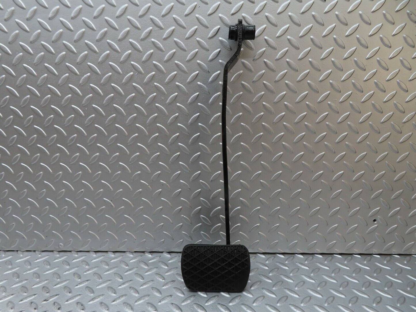 17648 Mercedes-Benz W116 450SEL Brake Pedal With Rubber 1232910082