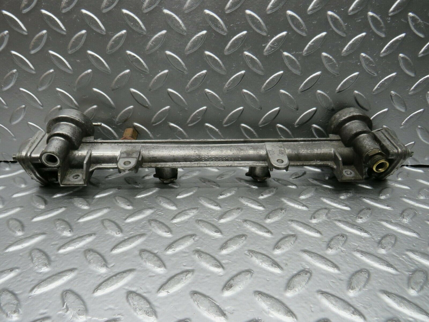 22571 Mercedes-Benz C124 E220 Coupe Fuel Injector Rail 1110780745