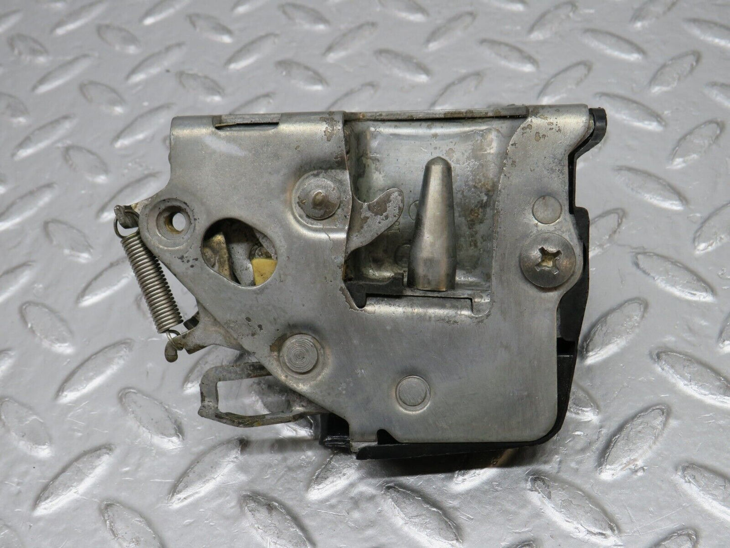 0573 Mercedes-Benz W123 230E Front Right Door Lock Mechanism 1237230208