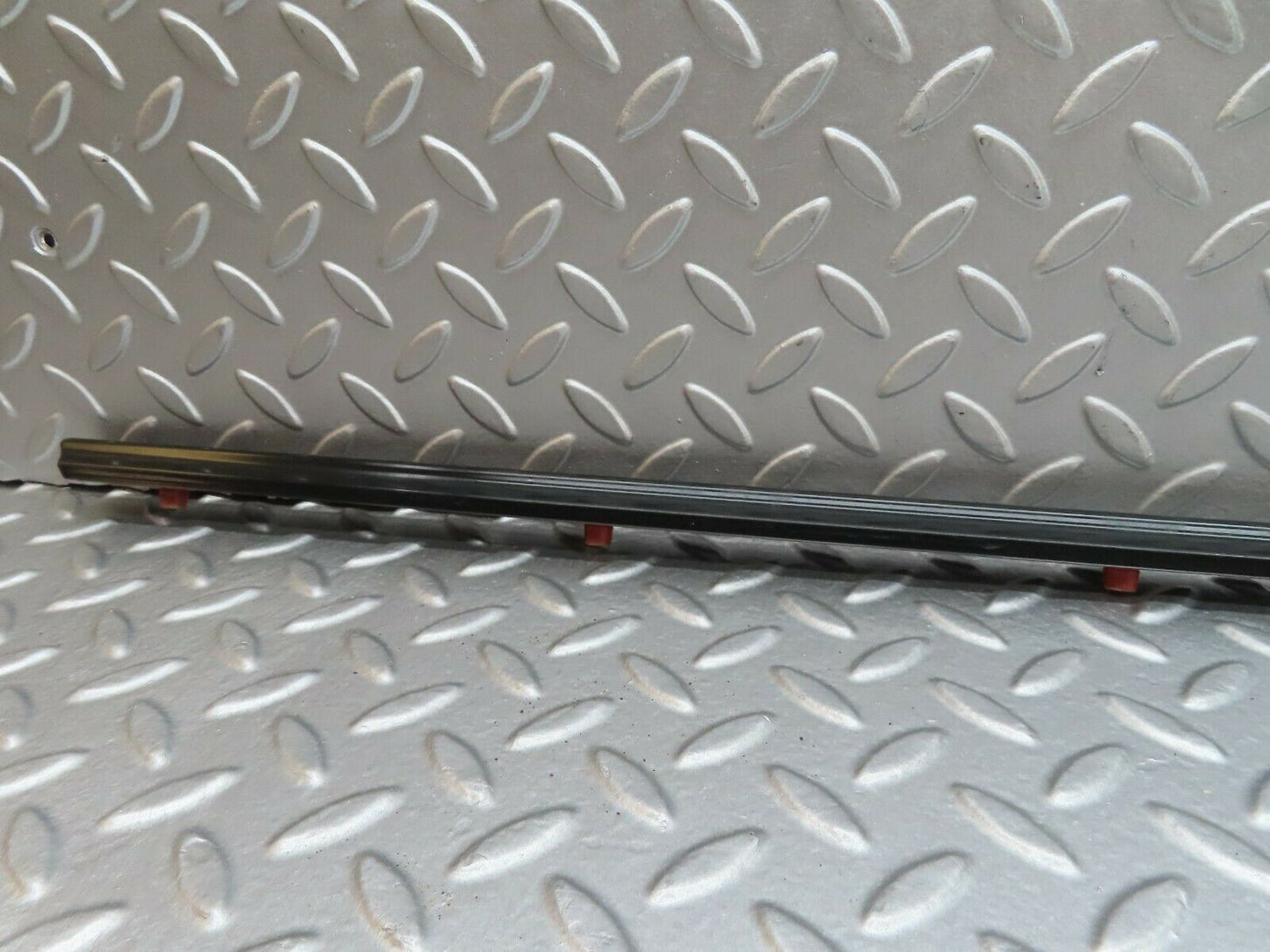 18006 Mercedes-Benz W123 200 Front Right Door Centre Moulding Trim