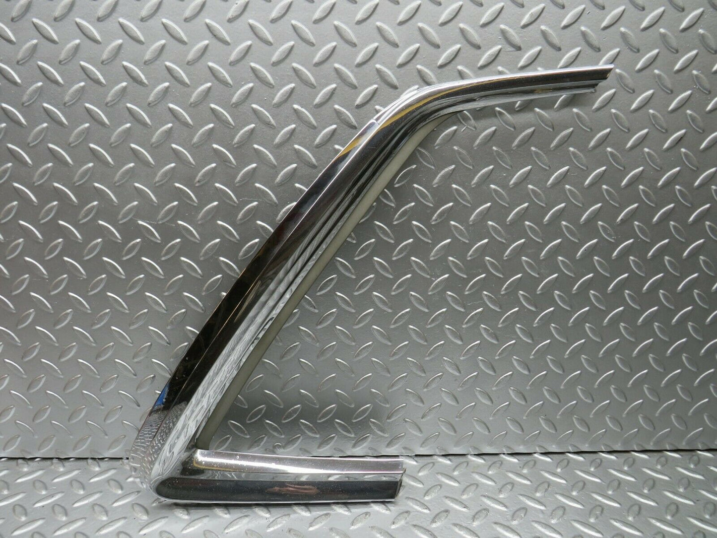 22732 Mercedes-Benz C107 450SLC Coupe Rear Window Trim Right 1076980289