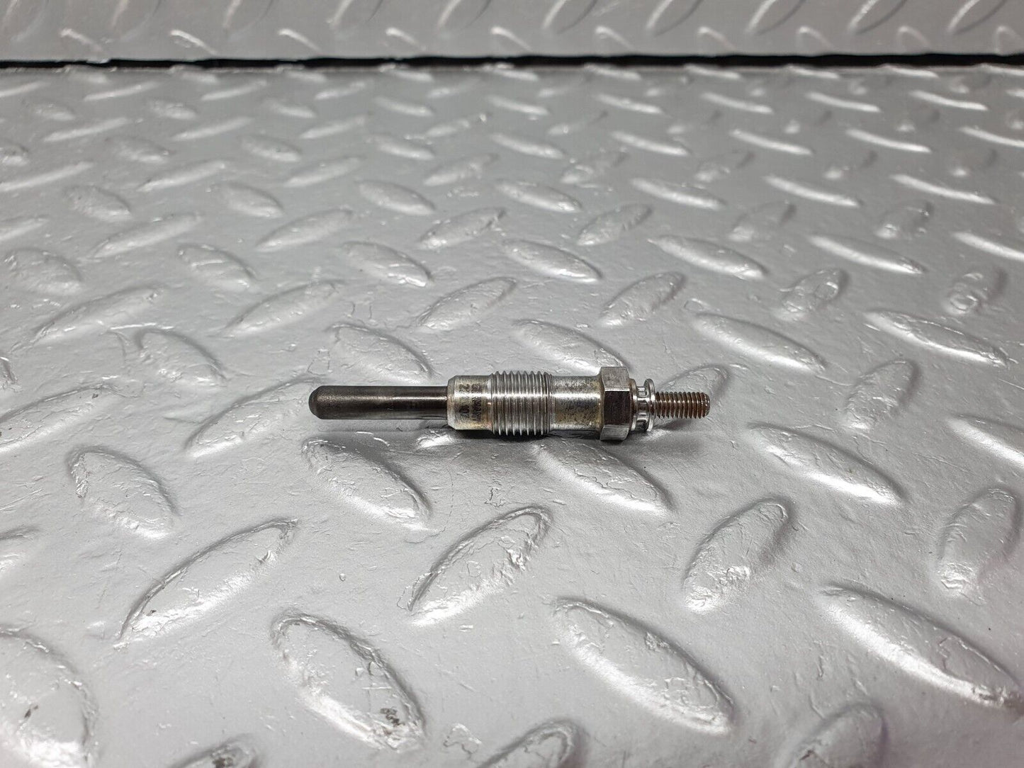 40846 Mercedes-Benz W123 300D Glow Plug Beru 0100221107