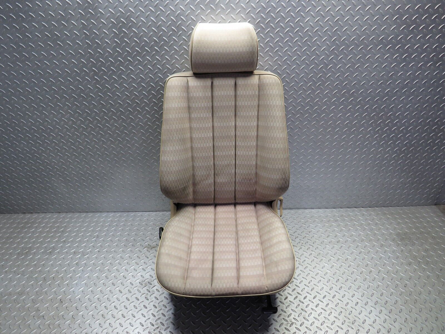 38879 Mercedes-Benz W201 190E Front Right Seat Beige