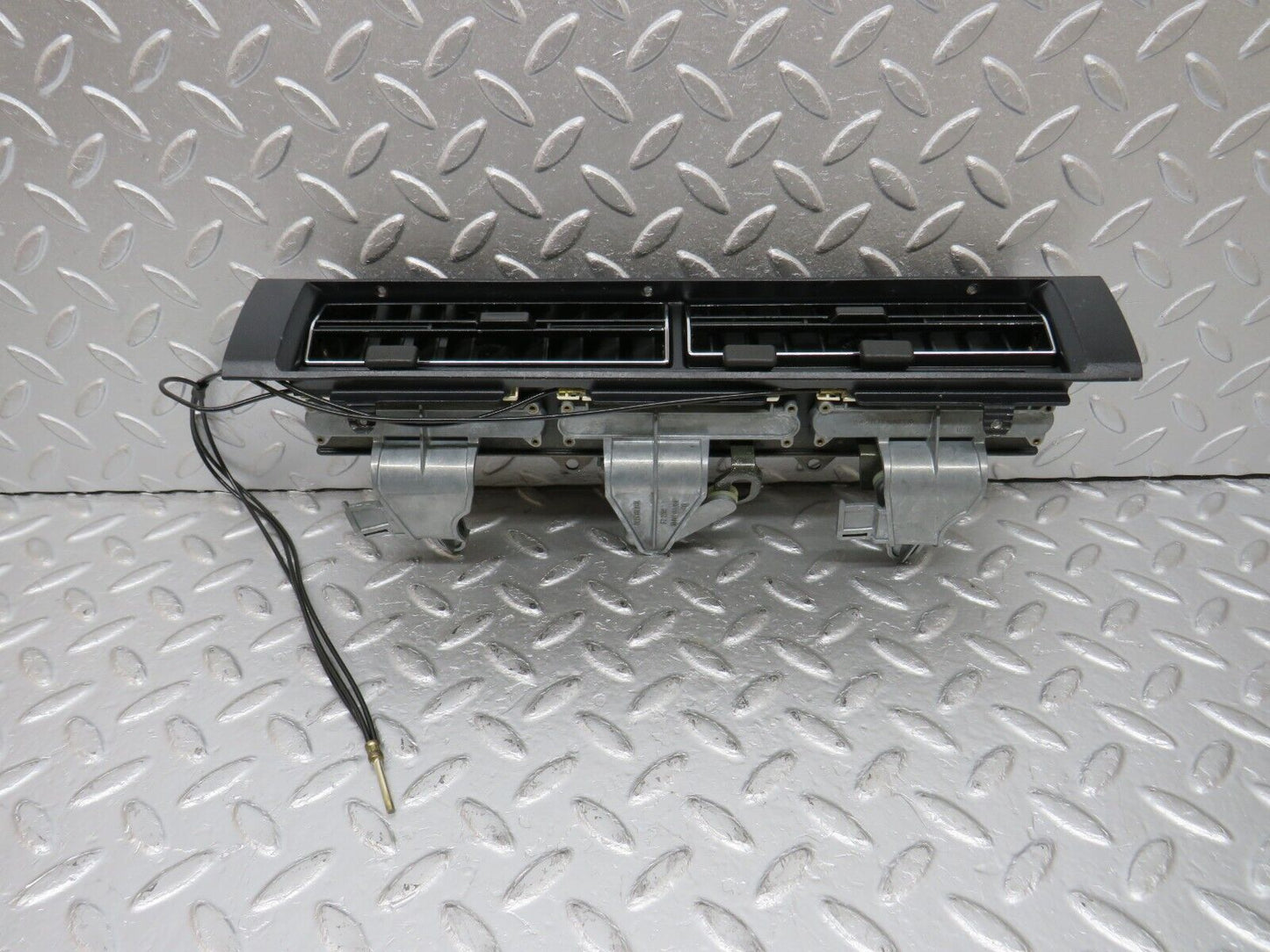 34431 Mercedes-Benz C126 380SEC Dashboard Centre Air Vent 1268310030 126830005