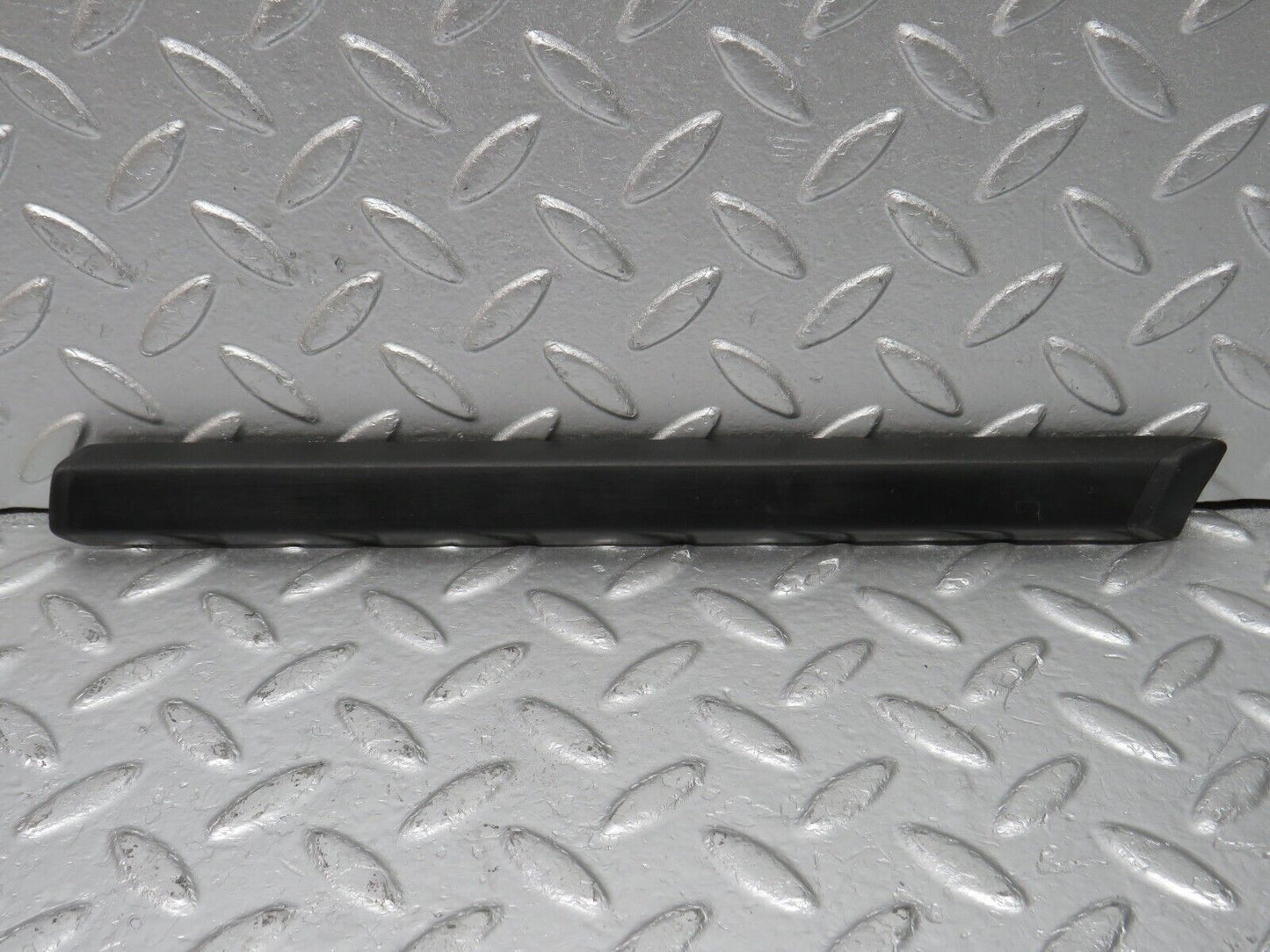 33780 Mercedes-Benz W201 190E 2.0L Front Right Fender Wing Centre Moulding Trim