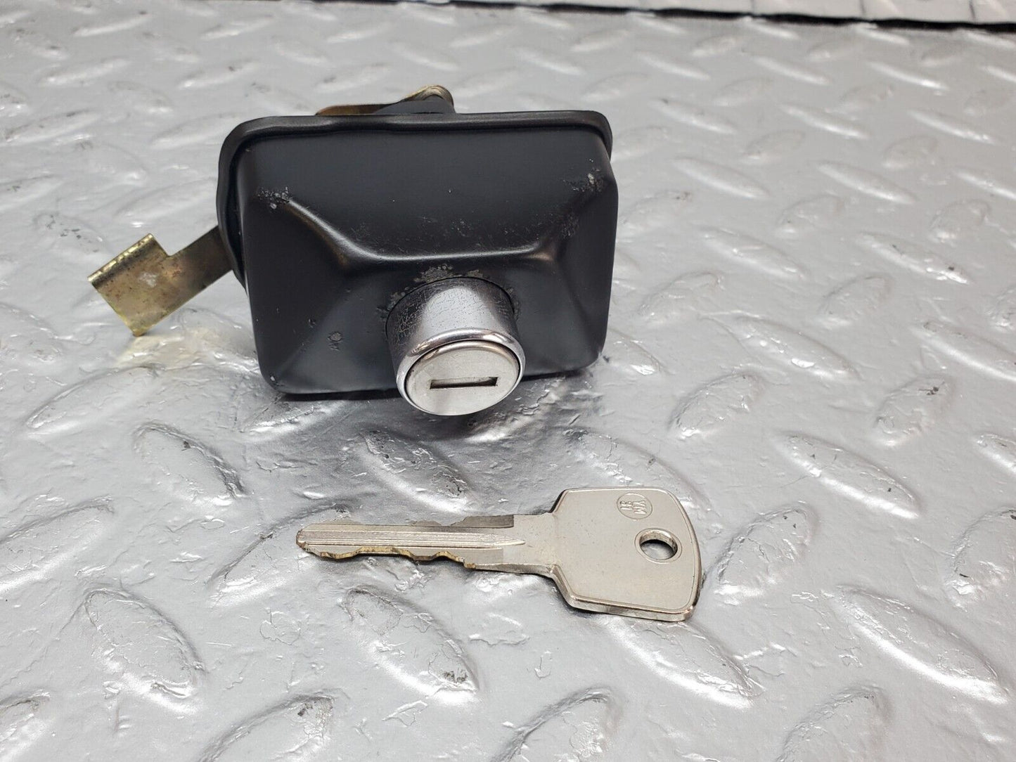 44395 Mercedes-Benz W123 280E Trunk Lock With Key 1237580096 1237500385