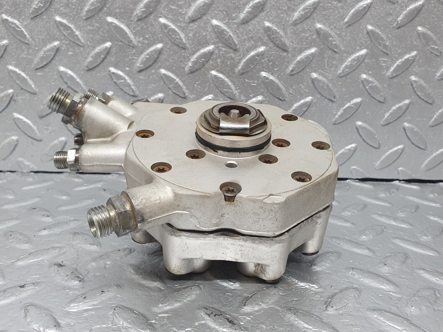 43648 Mercedes-Benz C126 380SEC Coupe Fuel Distributor Bosch 0438100111