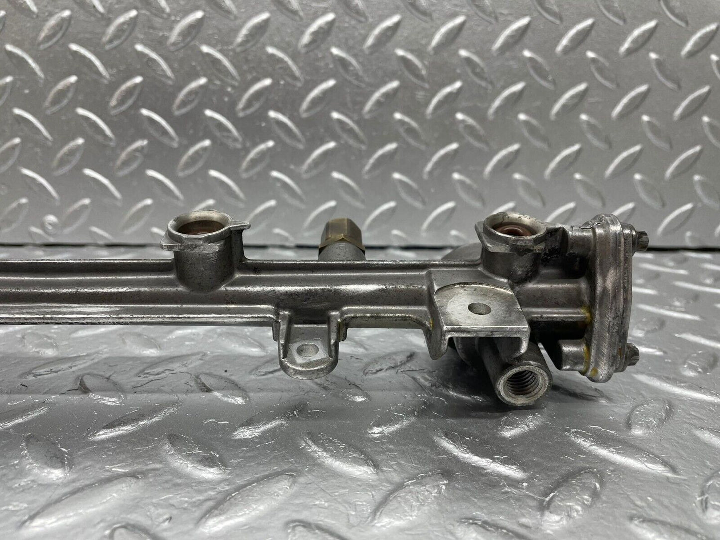 33400 Mercedes-Benz W202 C180 Fuel Injector Rail 11107845