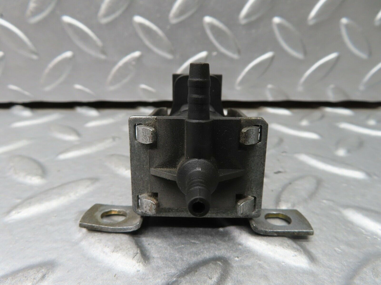 21591 Mercedes-Benz W126 300SE Vacuum Control Valve Pierburg 0015407097