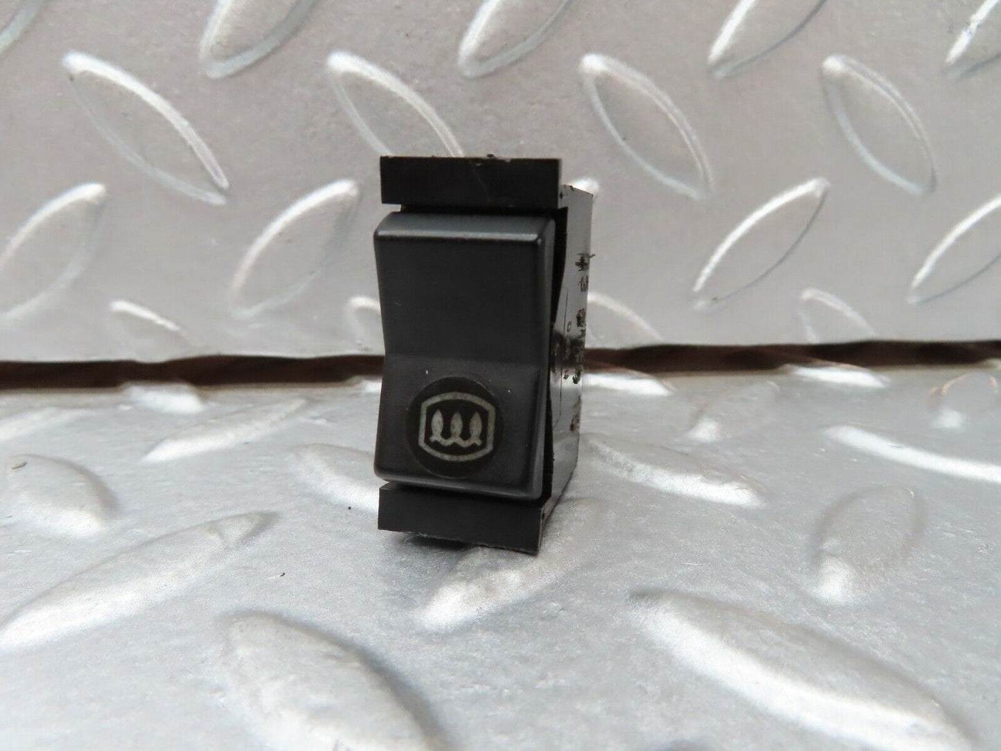 19275 Mercedes-Benz W123 300D Rear Heated Windscreen Switch 03812515