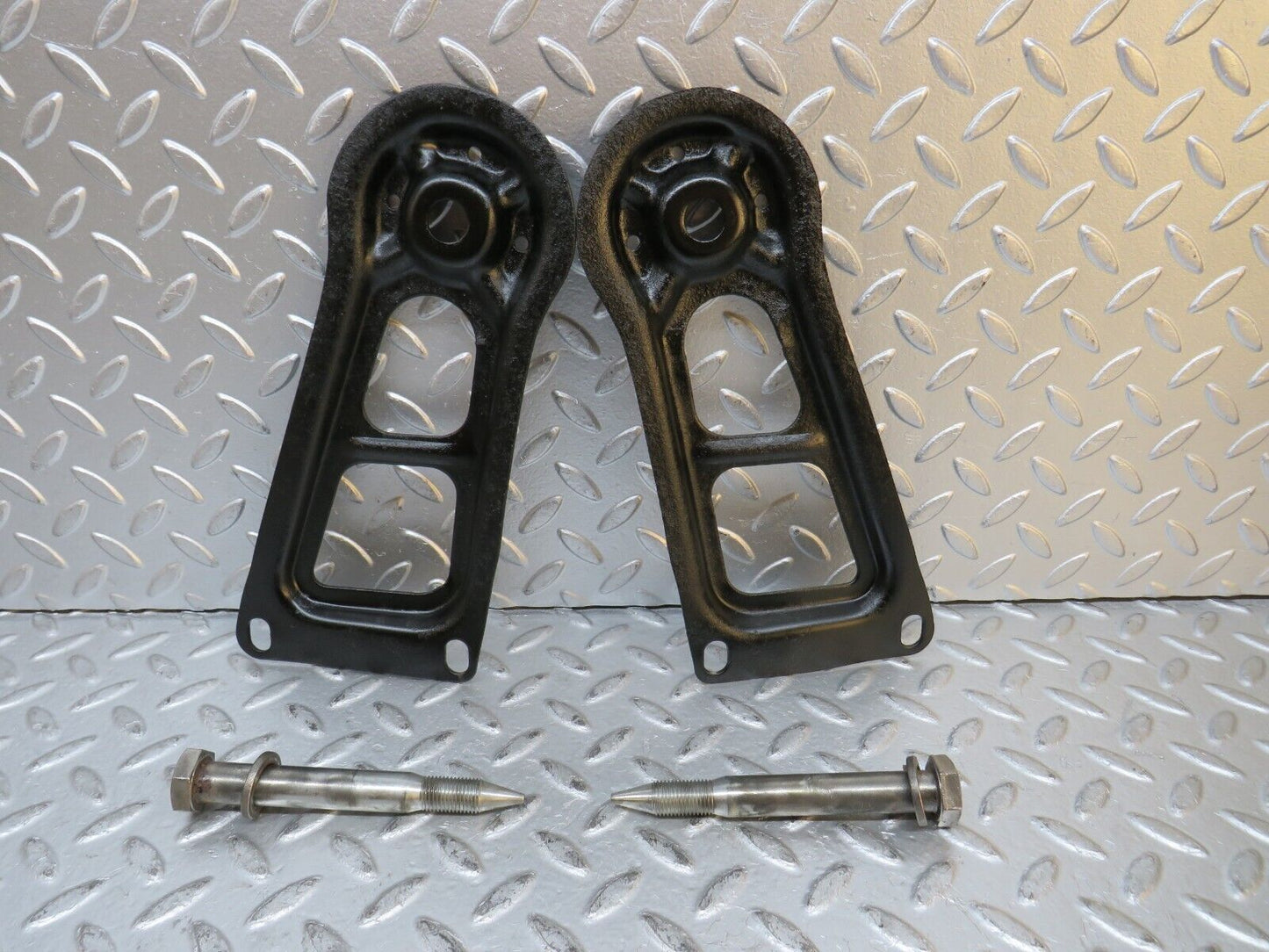 29918 Mercedes-Benz W123 230E Rear Suspension Axle Mounting Bracket