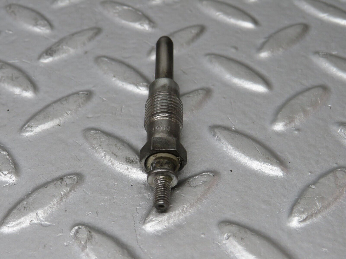 32895 Mercedes-Benz W123 300D Glow Plug Bosch Y-902R 046