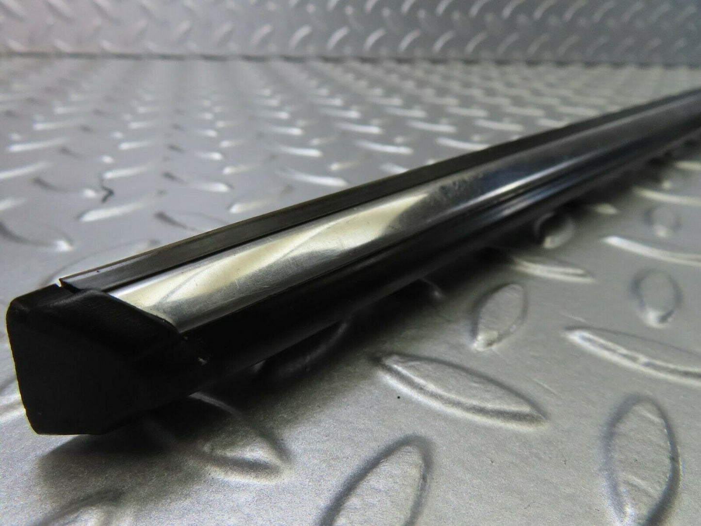 10254 Mercedes-Benz W123 Front Left Door Centre Moulding Trim