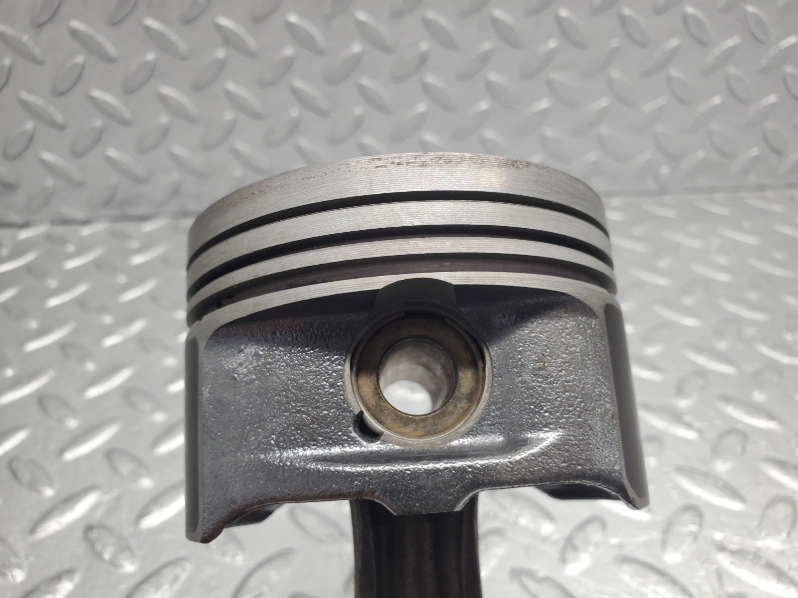 W124 Wagon piston with connecting rod used OEM