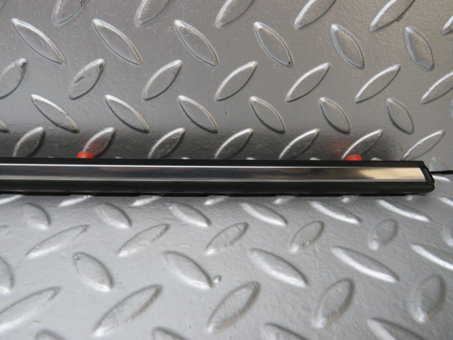 27895 Mercedes-Benz W123 280E Front Left Door Centre Moulding Trim