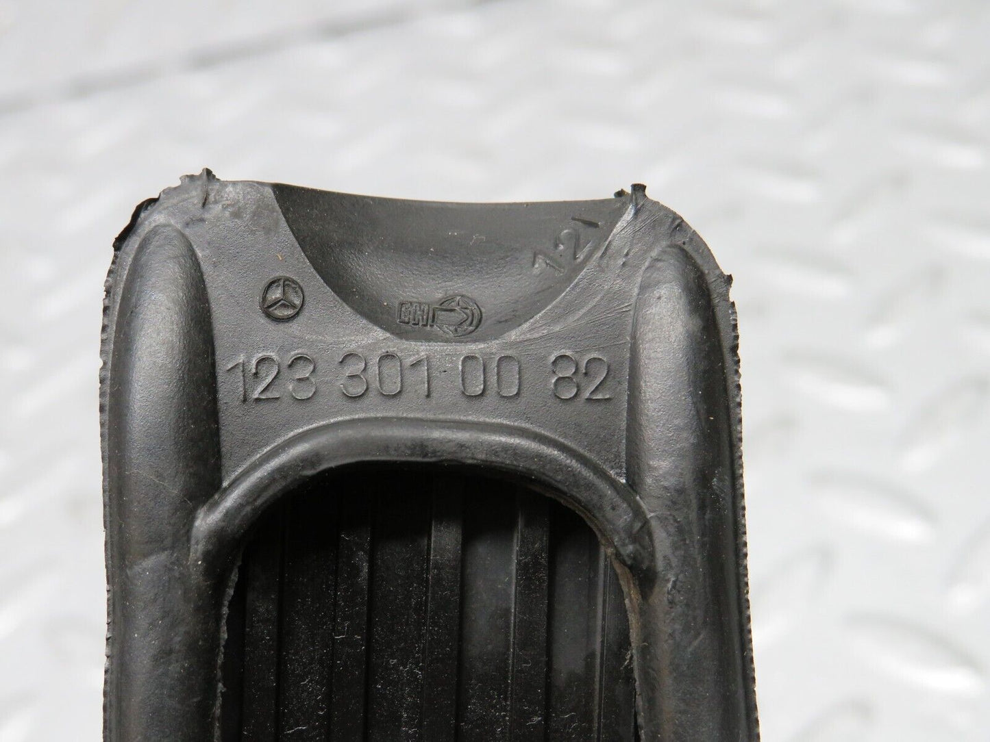 30386 Mercedes-Benz W124 230E Accelerator Pedal & Rubber 1233010082 1263000504