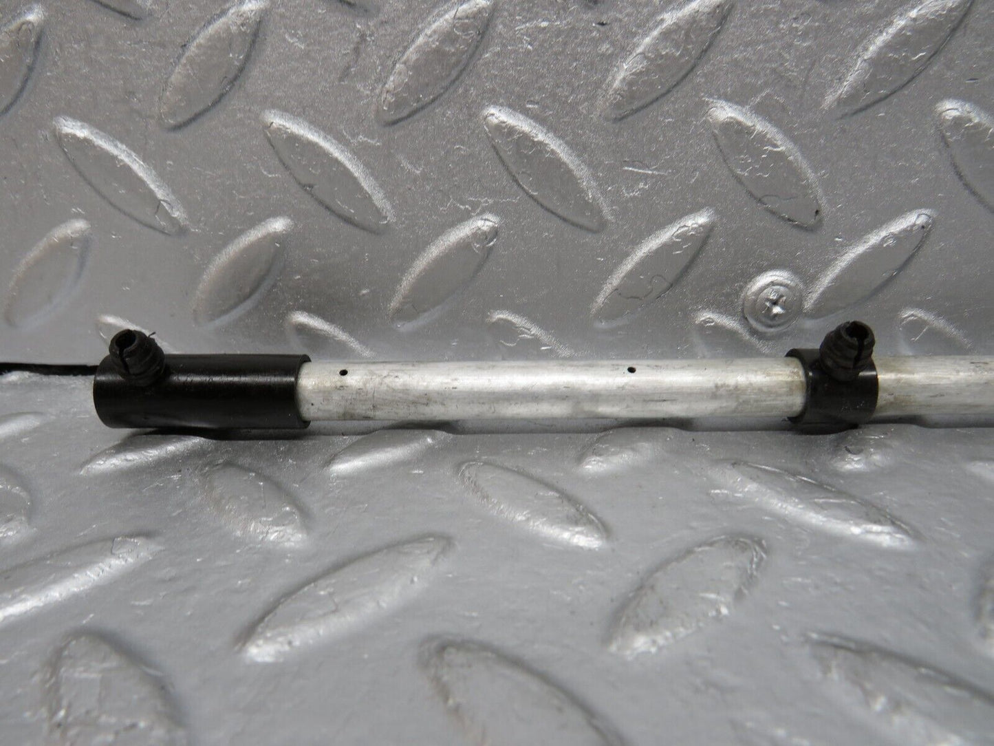 39158 Mercedes-Benz R107 500SL Camshaft Oil Tube
