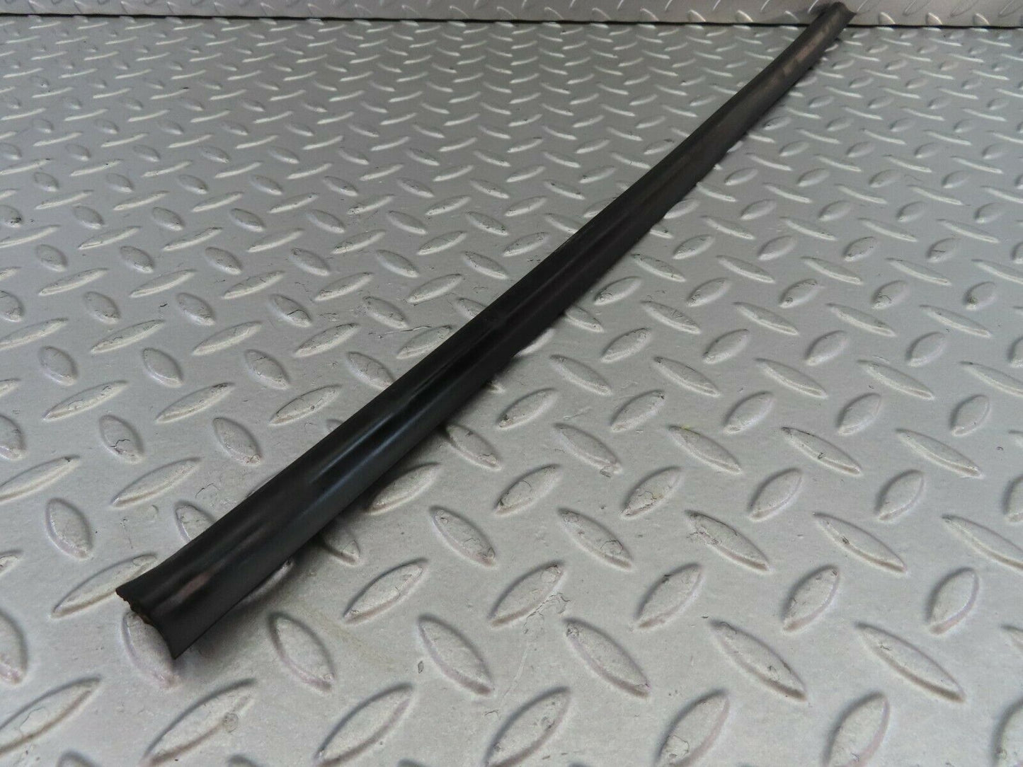 7653 Mercedes-Benz S123 230TE Wagon Window Weatherstrip Outer Seal Front Left